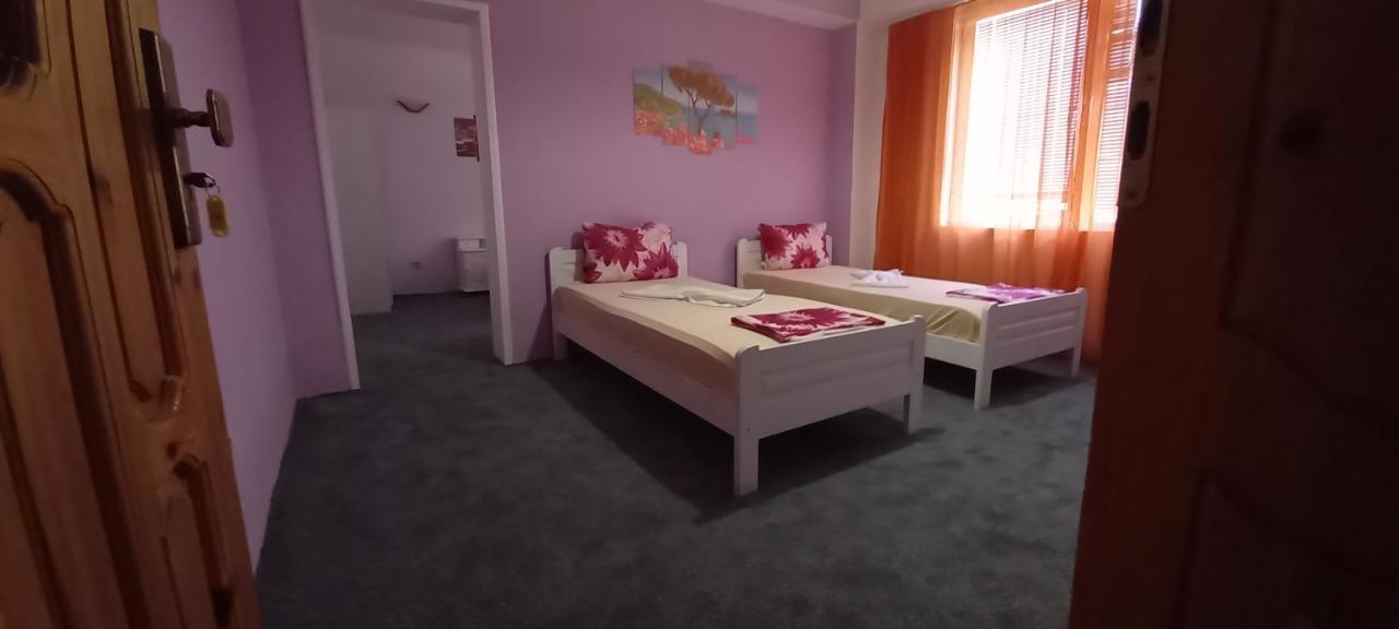 Guesthouse Flora คีตาน ภายนอก รูปภาพ
