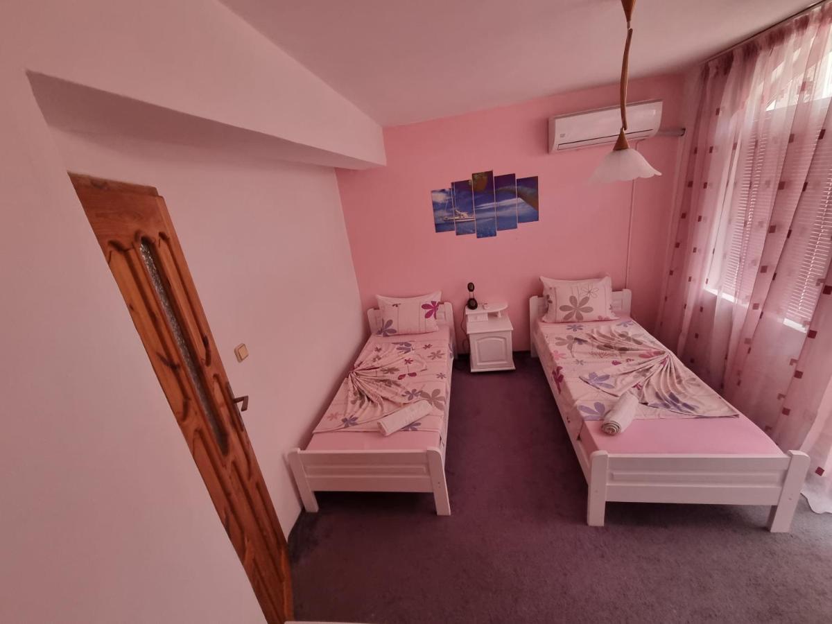 Guesthouse Flora คีตาน ภายนอก รูปภาพ