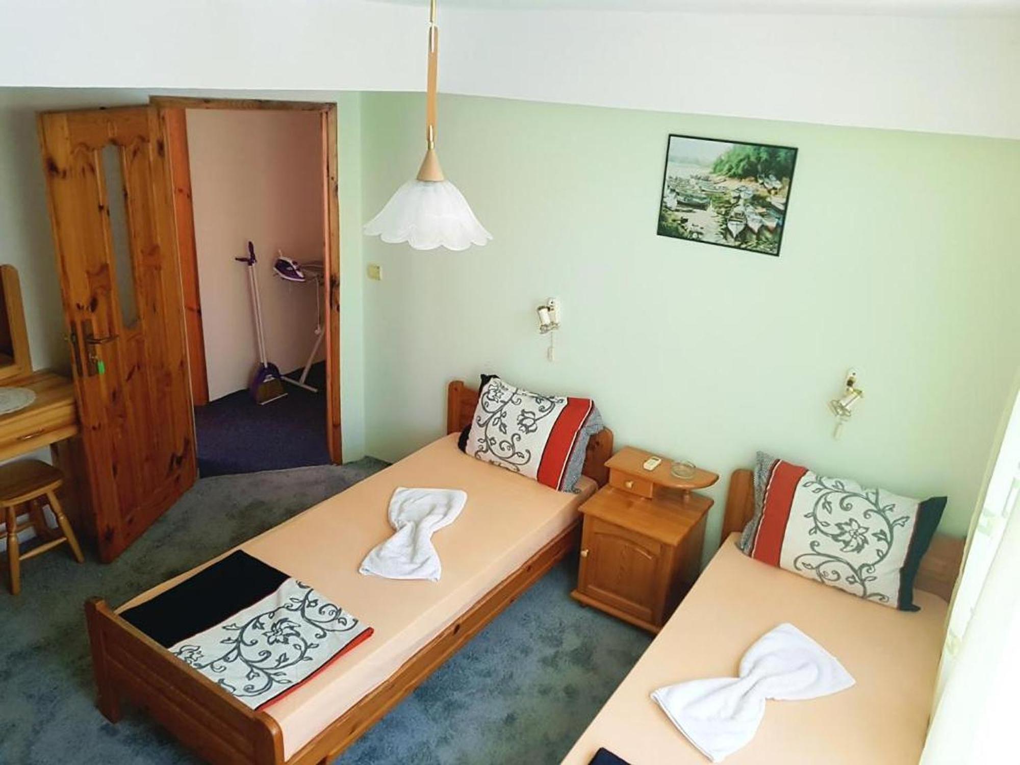 Guesthouse Flora คีตาน ภายนอก รูปภาพ