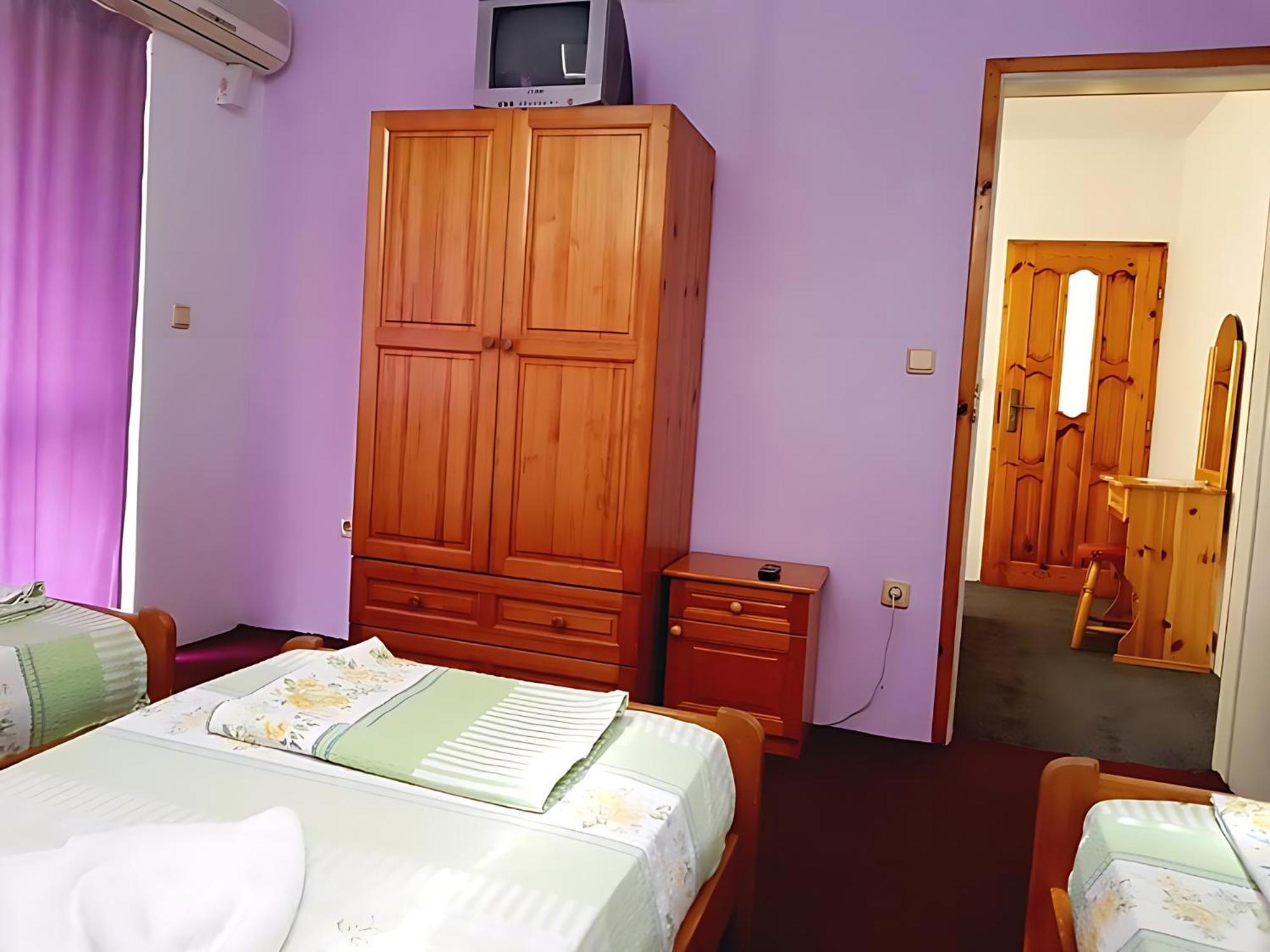 Guesthouse Flora คีตาน ภายนอก รูปภาพ