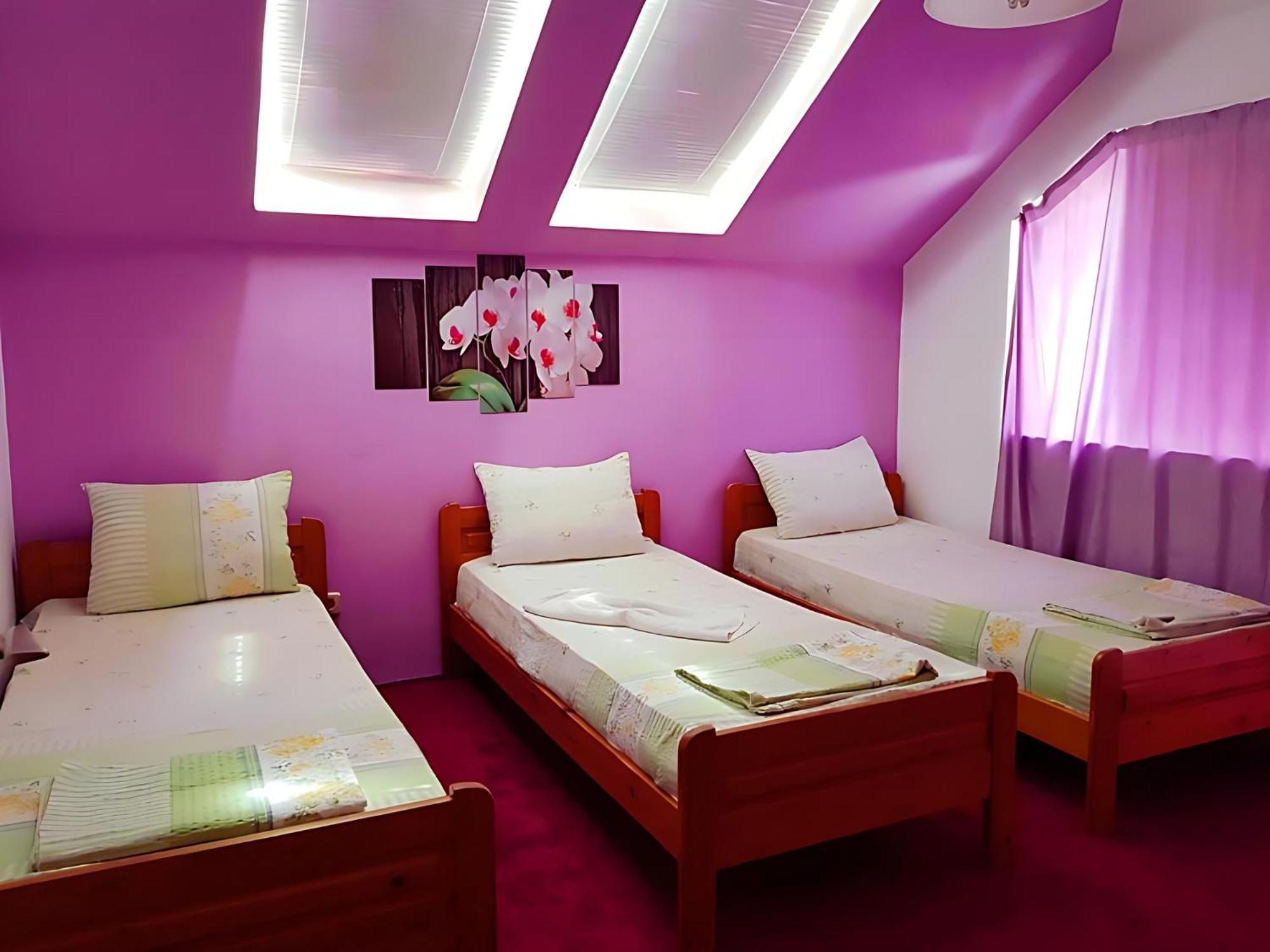 Guesthouse Flora คีตาน ภายนอก รูปภาพ