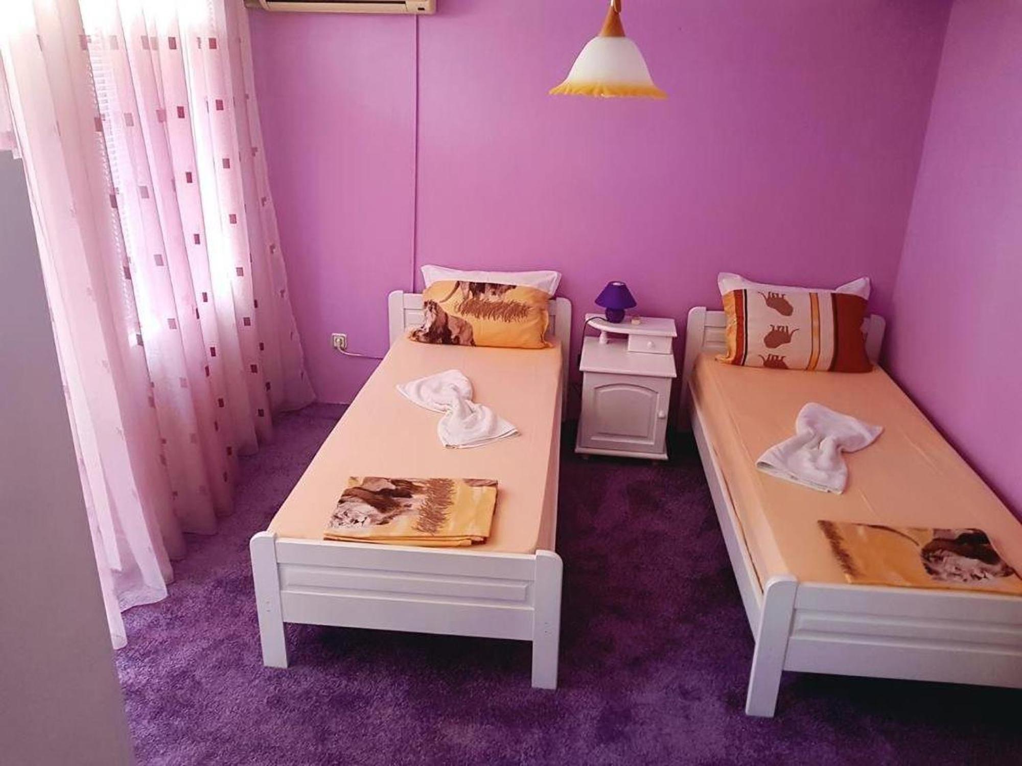 Guesthouse Flora คีตาน ภายนอก รูปภาพ