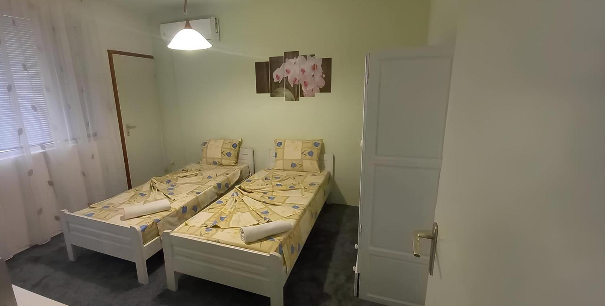 Guesthouse Flora คีตาน ภายนอก รูปภาพ