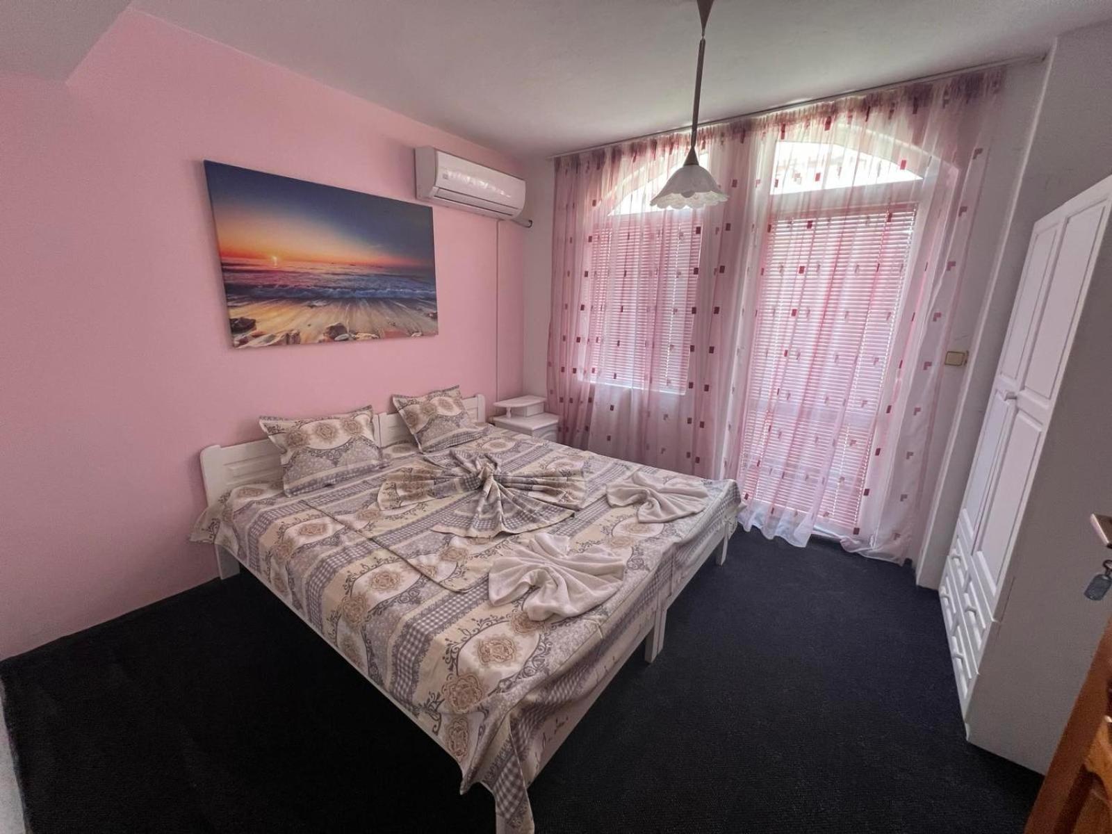 Guesthouse Flora คีตาน ภายนอก รูปภาพ