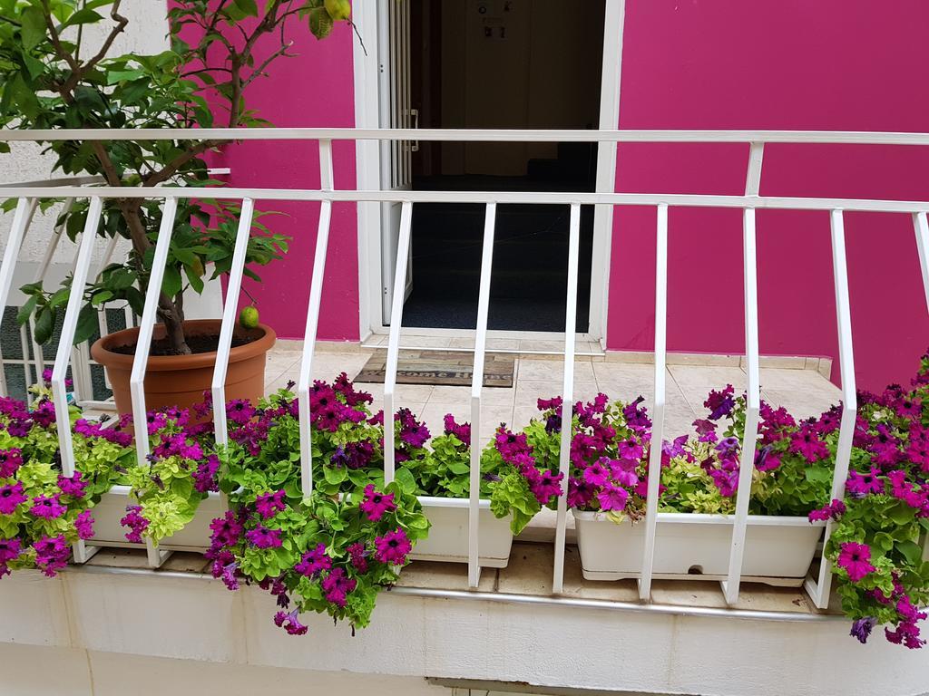 Guesthouse Flora คีตาน ภายนอก รูปภาพ